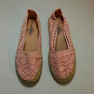 Womens Sole Mates Crochet Slip on Shoes, Size L 8-9. Pink.